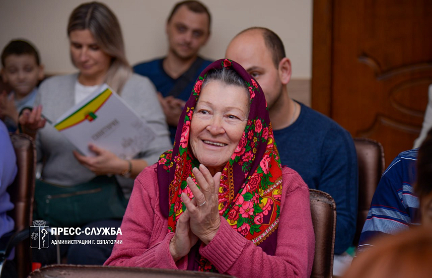 Жители Евпатории получили земельные участки и ключи от квартир